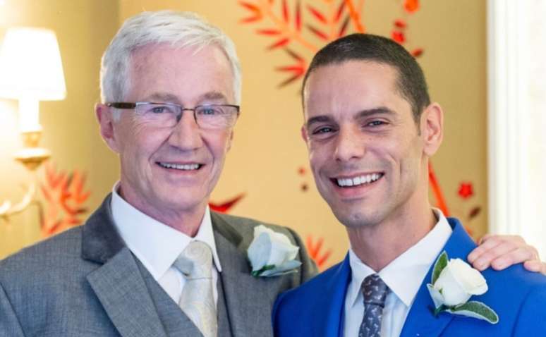 O casal no dia do 'sim': Paul O'Grady dizia a amigos que André Portasio o salvou de uma vida desregrada 