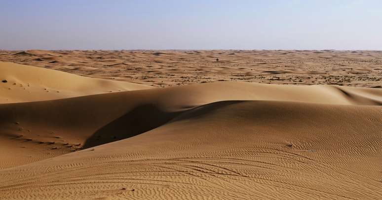 A equipe de filmagem passou um mês em cada deserto