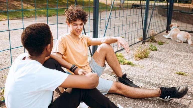 Nos pré-adolescência, os homens costumam falar com emoção sobre seus amigos. À medida em que crescem, eles mudam sua visão sobre a amizade, diz pesquisadora