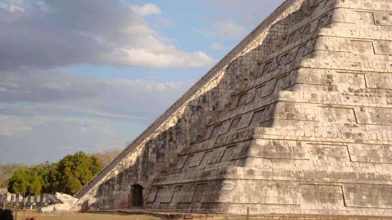 Pirâmide foi construída com degraus que formam sombras triangulares e dão vida ao "serpenteio" cobra.