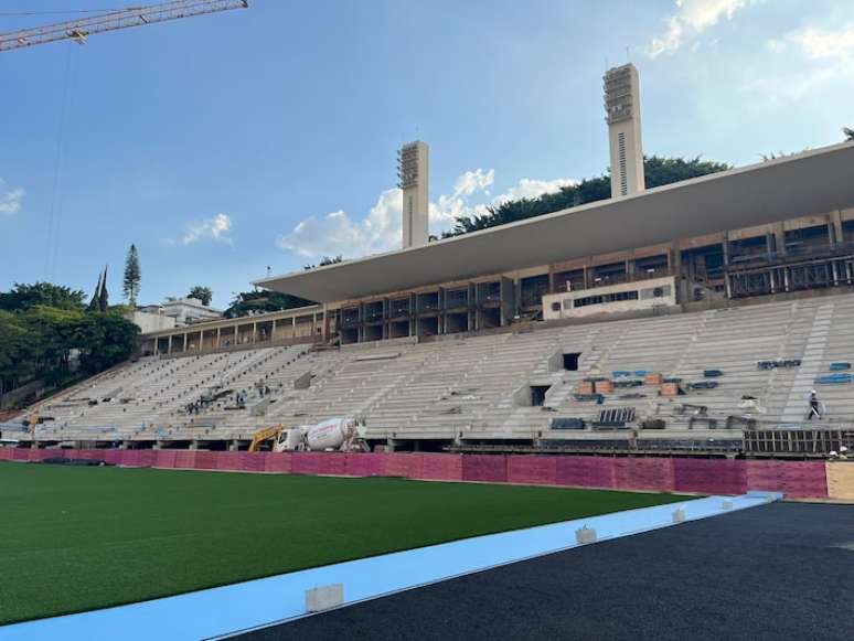 Ap&oacute;s quase tr&ecirc;s anos de obras, Pacaembu recebeu instala&ccedil;&atilde;o de gramado sint&eacute;tico.