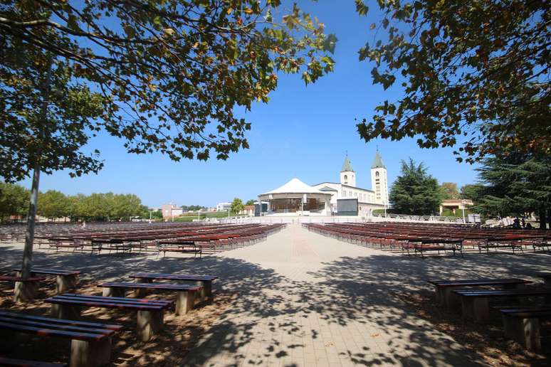 Atr&aacute;s da igreja, tem um espa&ccedil;o constru&iacute;do para missas campais e outros eventos com peregrinos