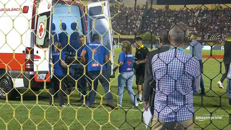 Jogador do São Bernardo é retirado de ambulância 