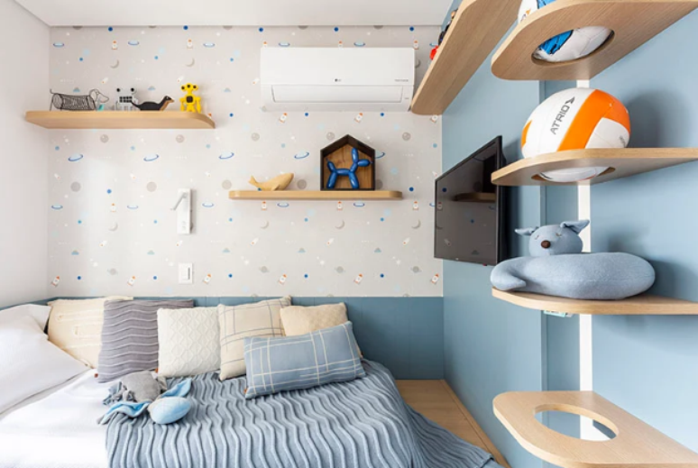 TV na parede do quarto deixa o espaço completo e mais confortável – Projeto: Mari Milani + Arquitetas | Foto: Mariana Camargo