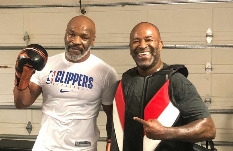 Rafael Cordeiro (dir.) posa com Mike Tyson após treinamento.