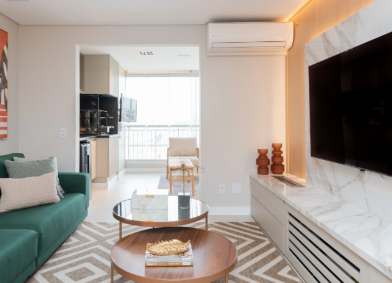 Lembre-se de que a altura ideal da TV na parede pode variar conforme os o ambiente e móveis – Projeto: Mari Milani + Arquitetas | Foto: Erika Urbino