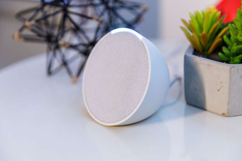Um dos modelos mais recentes de speaker inteligente da Amazon, a Echo Pop é compacta, traz visual renovado e dá acesso a todos os recursos da Alexa por um preço mais baixo (Imagem: Ivo Meneghel Jr./Canaltech)