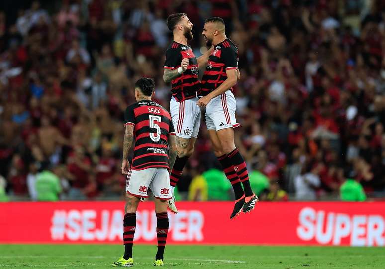 Com gol no fim de Léo Pereira, Flamengo vence Botafogo no Cariocão 2024
