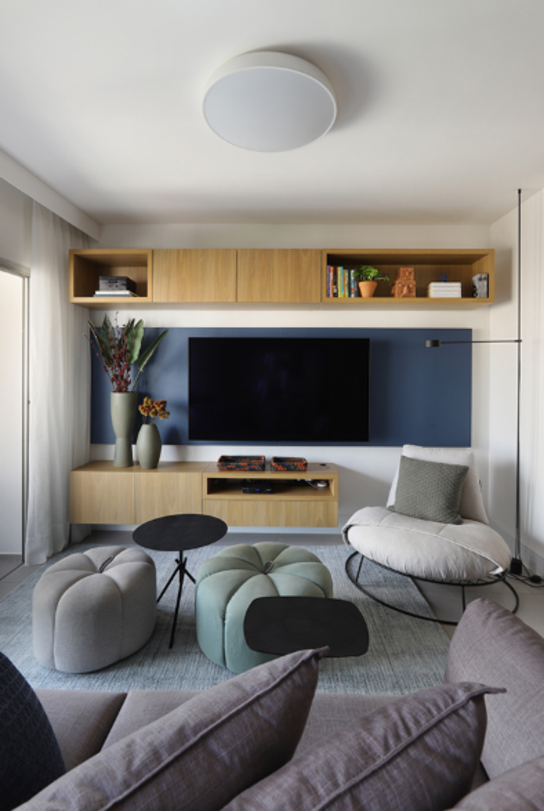 Para um décor moderno ou minimalista, instale a TV diretamente na parede – Projeto: Mandril Arquitetura | Foto: Mariana Orsi @marianaorsifotografia
