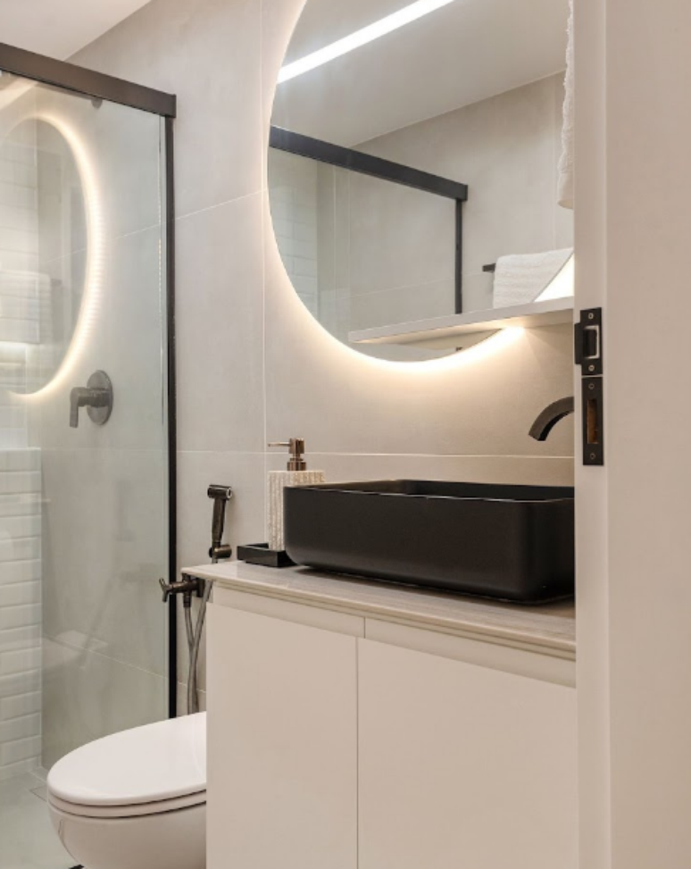 Criação de um banheiro moderno e funcional otimizando o espaço disponível na casa – Projeto: Camila Pagoto | Foto: @giogoncalvesfoto