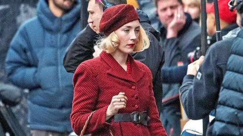 Saoirse Ronan em filmagens de 'Blitz'