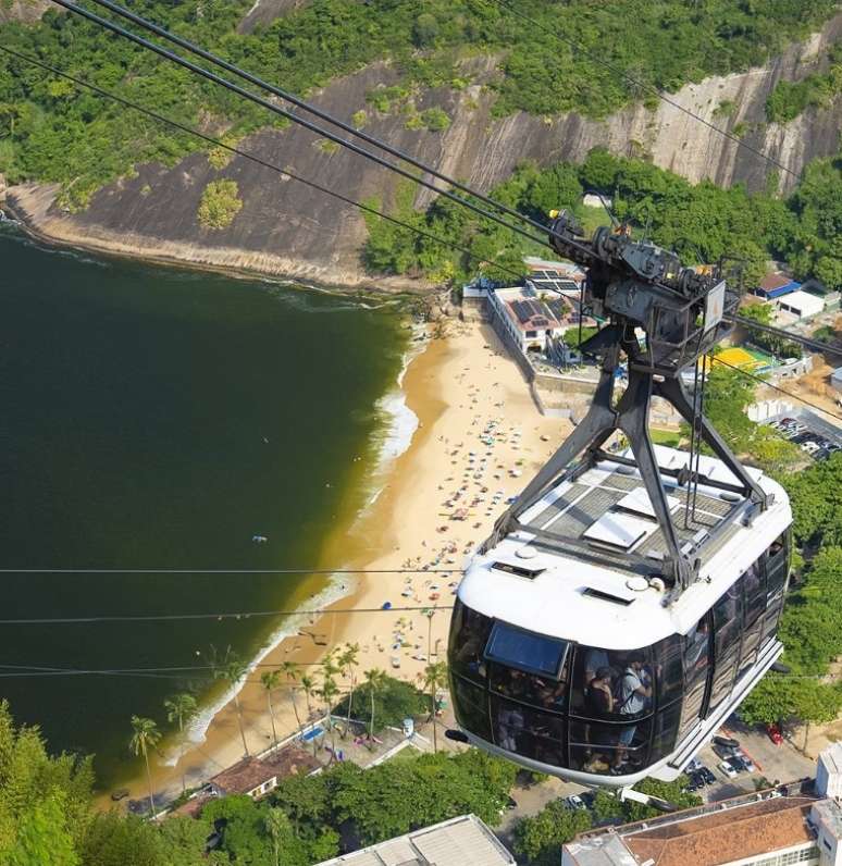 Da Urca, o turista embarca no famoso bondinho que leva ao Pão de Açúcar