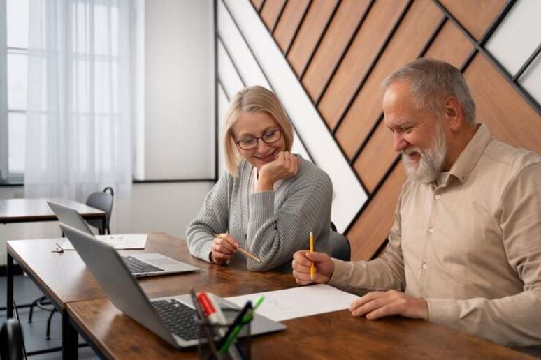 Profissionais com mais de 50 anos sofrem com etarismo no mercado de trabalho