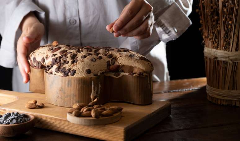 Colomba Pascal com gotas de chocolate