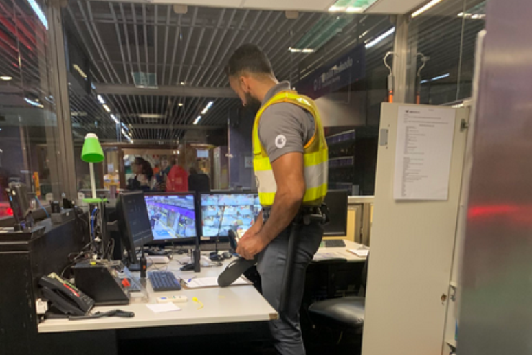Manuela also shared a photo of the subway security guard