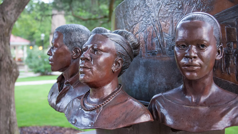 Aqueles que lideraram luta contra a discriminação racial e pelos direitos civis são lembrados em monumento na cidade