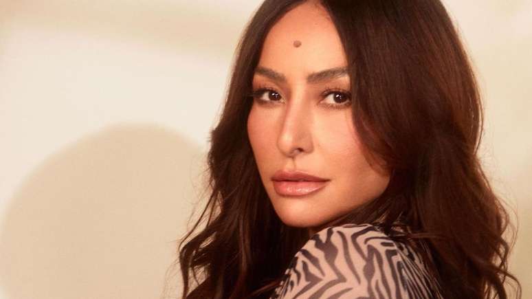 Sabrina Sato poses in a thong bikini and Nicolas Prattes reacts