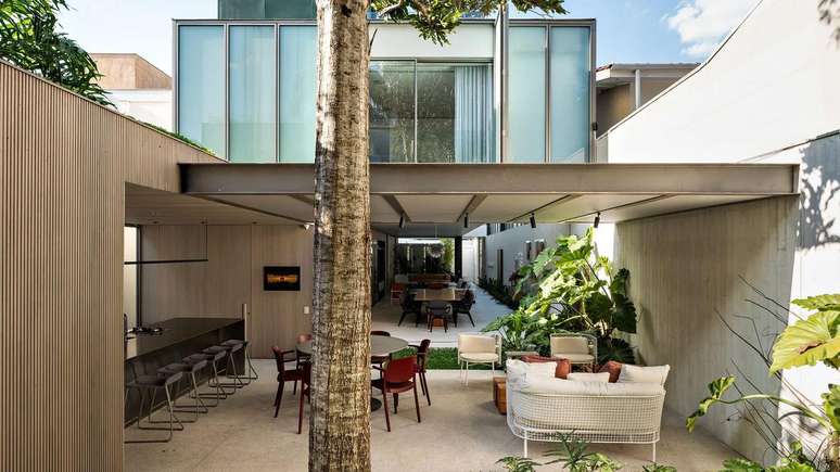 A geométrica casa LRM, do Studio AG Arquitetura em São Paulo, é repleta de luz e tem uma sala aberta