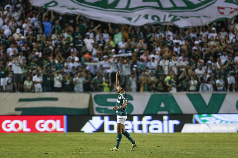 Rony do Palmeiras comemora após marcar o terceiro gol de sua equipe durante a partida entre Palmeiras e Internacional em jogo da Série A 2023 do Brasileirão, na Arena Barueri, em 11 de novembro de 2023, em Barueri.