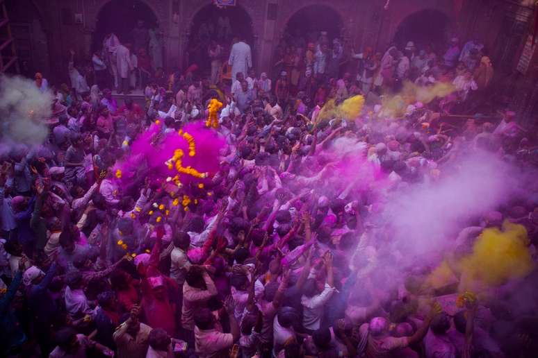 Cidades da Índia ficam cheias de cor durante as comemorações do Holi, importante feriado hindu