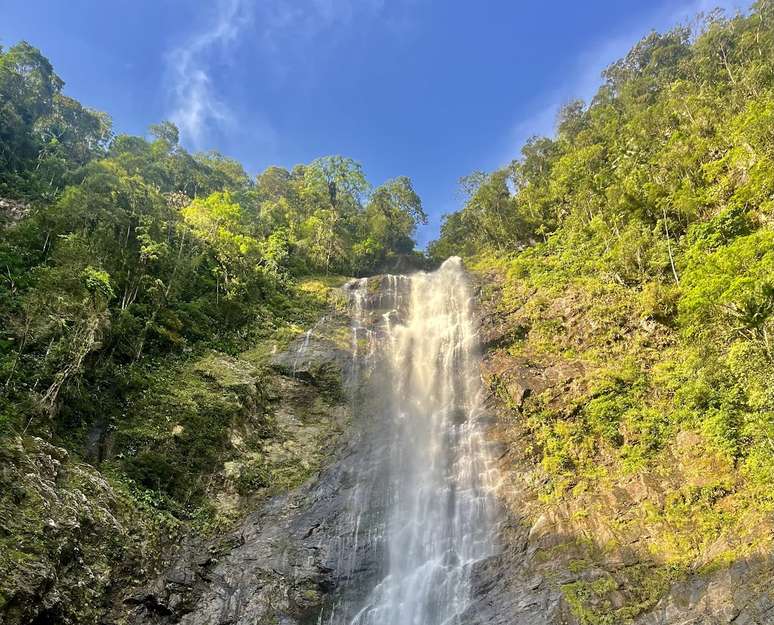 Com 100 metros de queda, a Cachoeira da Reserva Natural de Salto Morato é o principal atrativo de Guaraqueçaba