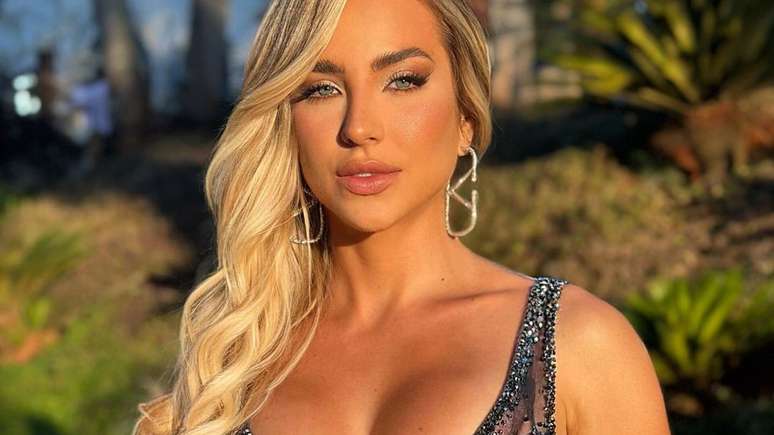 Gabi Martins exudes beauty wearing a low-cut red dress