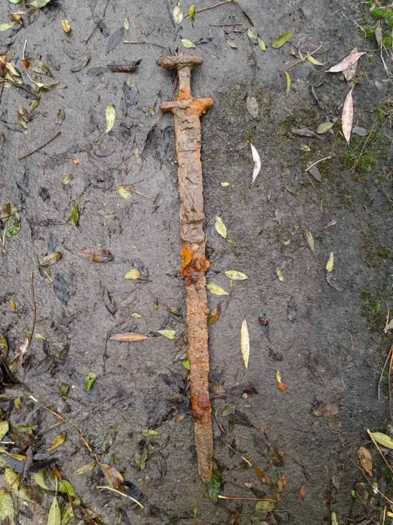 Caçador de tesouros encontra espada viking milenar em rio na Inglaterra