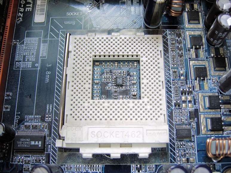 Socket A 462 adalah salah satu soket CPU pertama yang eksklusif untuk prosesor AMD.  (Gambar: FxJ / Reproduksi)