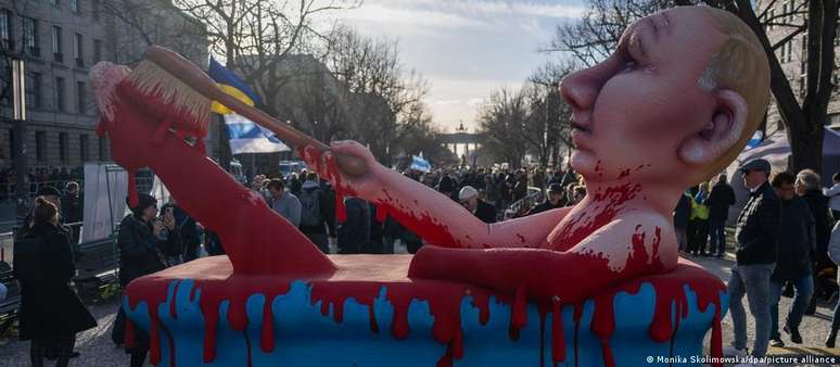 Protesto contra Putin em frente à embaixada russa em Berlim