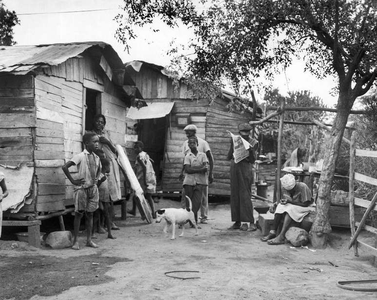 A mensagem rastafári espalhou-se pelas áreas pobres da Jamaica, onde o colonialismo e a Grande Depressão de 1929 deixaram a sua marca