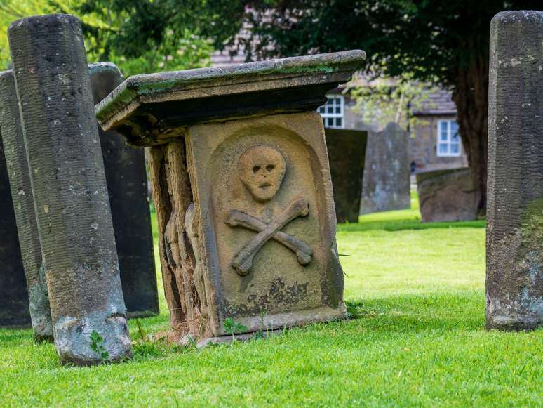 Lápide da era da peste bubônica no vilarejo de Eyam, Inglaterra