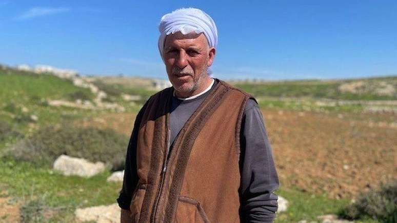 O agricultor palestino Fares Samamreh diz que ele e a família abandonaram sua fazenda após serem atacados por colonos israelenses.