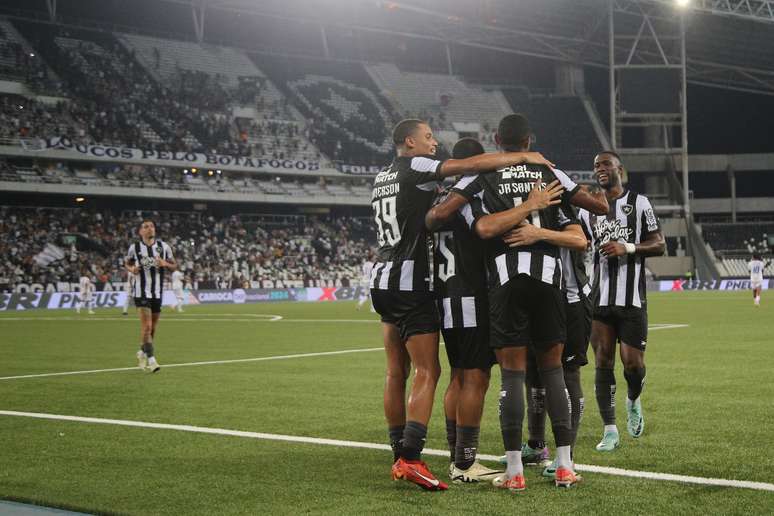 Jogadores do Botafogo comemorando o gol de Júnior Santos. 