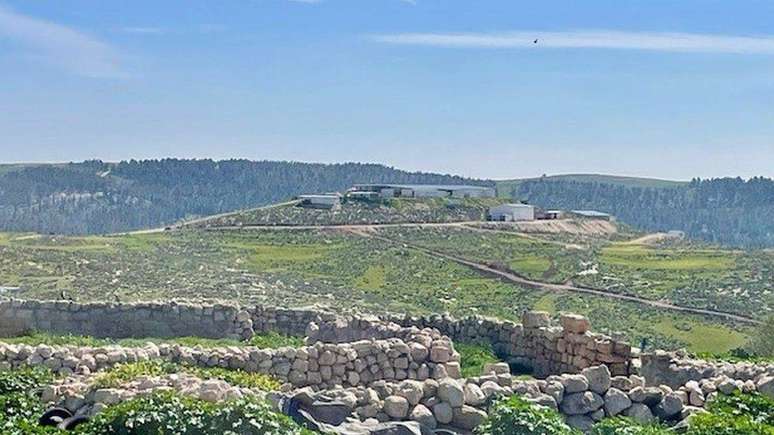 A fazenda do colono israelense Yinon Levy fica no topo de uma colina no sul da Cisjordânia ocupada