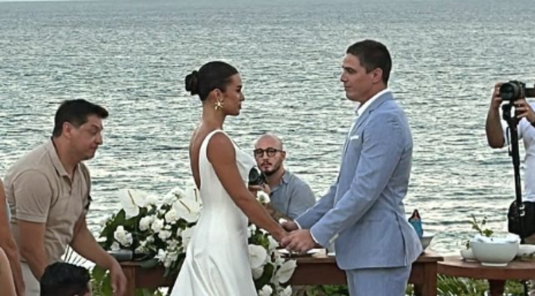 Romulo Arantes Neto e Mari Saad se casam na Bahia; veja
