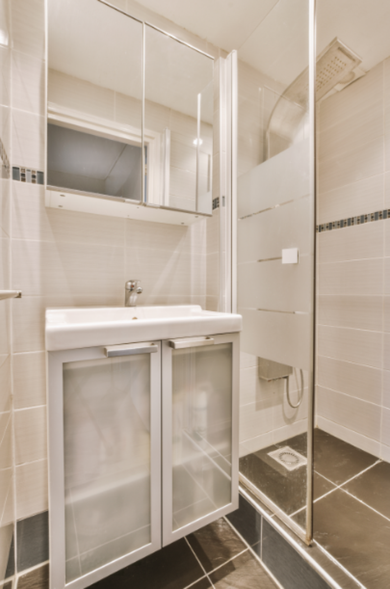 15. Armário de banheiro de vidro: é resistente à água e fácil de limpar. Pode ampliar espaços pequenos e oferece opções de cores, incluindo modelos com cuba integrada – Foto: Shutterstock
