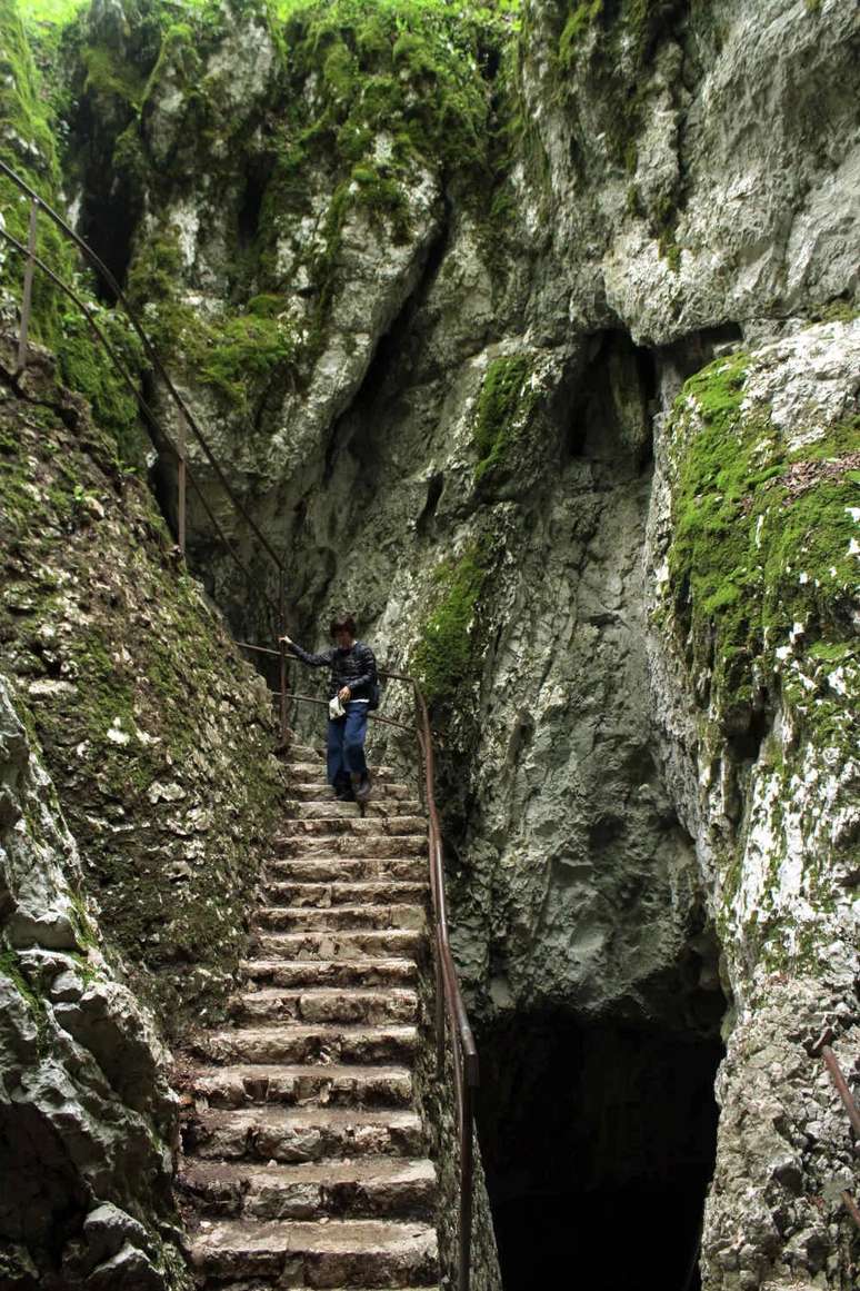 Supljara ‘caverna oca’, em português 