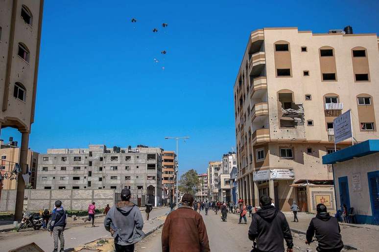 Pacotes de ajuda foram lançados por via aérea sobre o norte da Faixa de Gaza em 8 de março