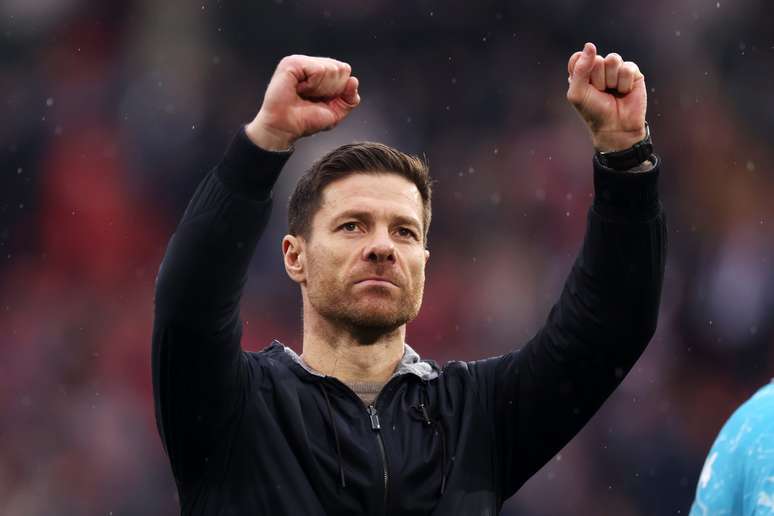 Xabi Alonso comemora vitória do Bayer Leverkusen 