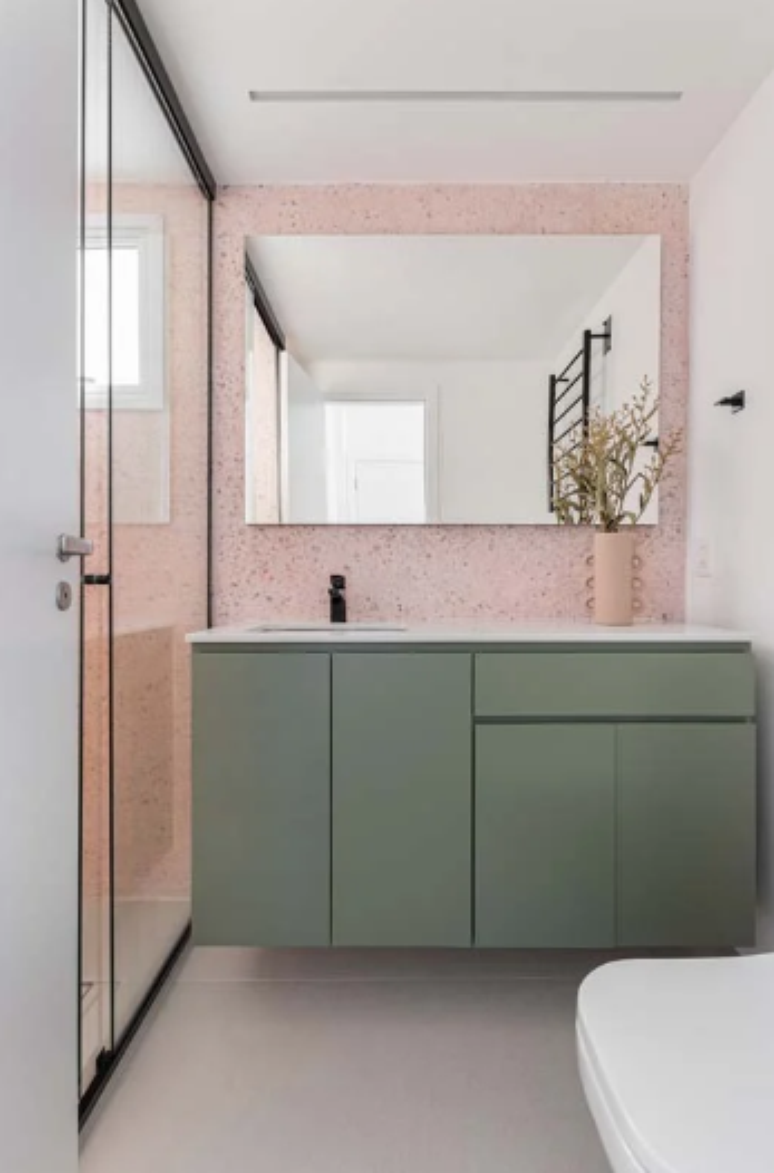 25. Cores verdes, especialmente em tons pastéis ou oliva, podem transformar o banheiro em um refúgio natural e tranquilo – Projeto: Fenda Arquitetura | Foto: Gisele Rampazzo