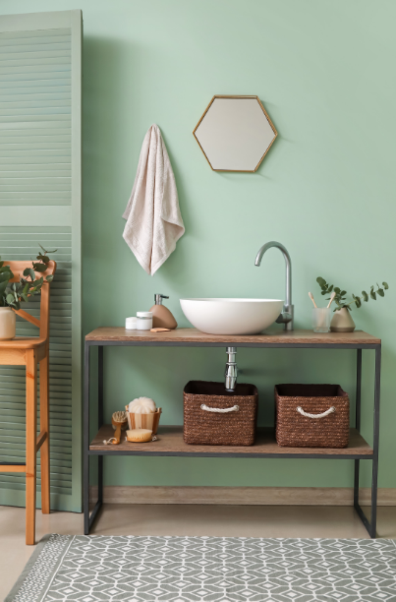 8. Nichos e Prateleiras são alternativas econômicas e modernas ao armário de banheiro tradicional – Foto: Shutterstock