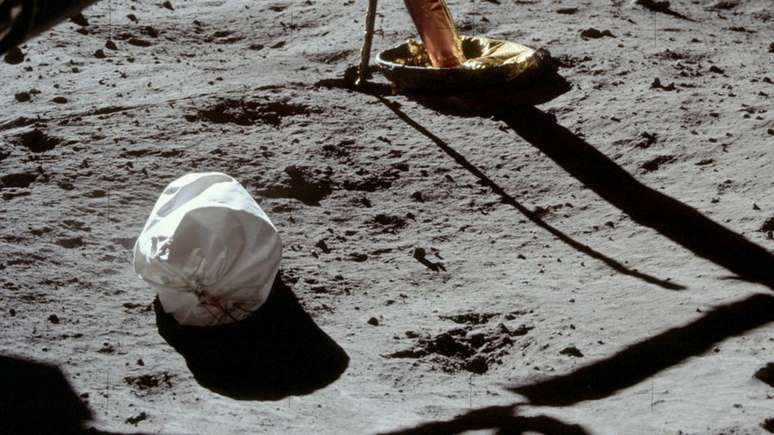 Um dos 96 sacos de cocô deixados na Lua pelos astronautas da NASA (Imagem: Reprodução/NASA)