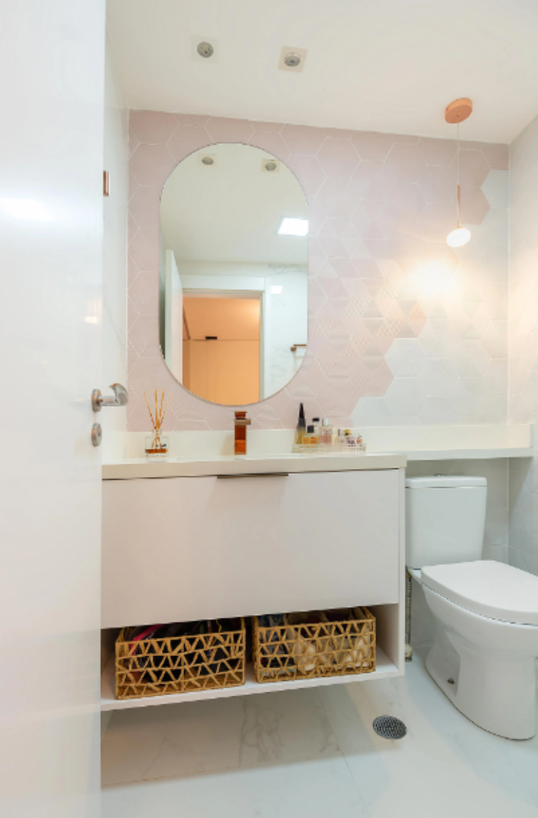 11. Para um visual coeso, combine os puxadores do seu armário de banheiro com as torneiras e acessórios – Projeto: Mariana Diniz Arquitetura e Interiores | Foto: @mardepalha