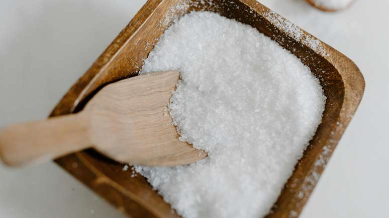 Como usar o sal grosso para a limpeza energética e proteção espiritual?