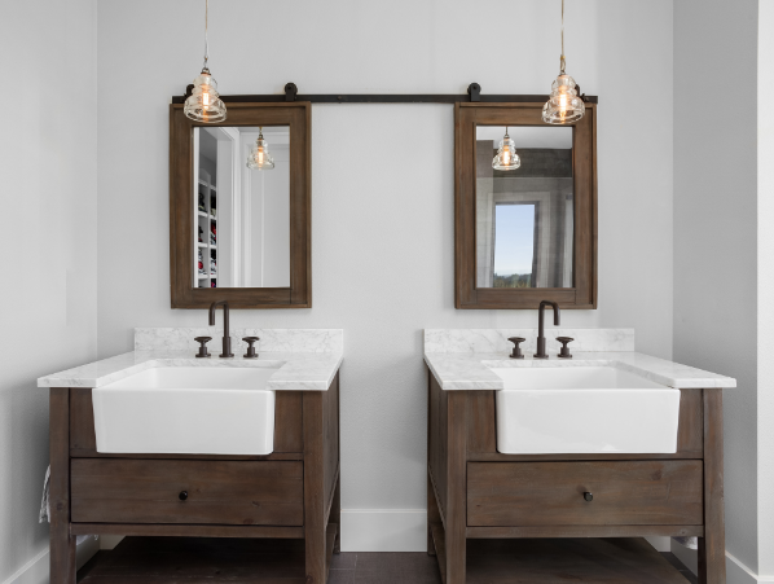 9. Móveis antigos como armários de banheiro trazem charme único e personalidade – Foto: Shutterstock