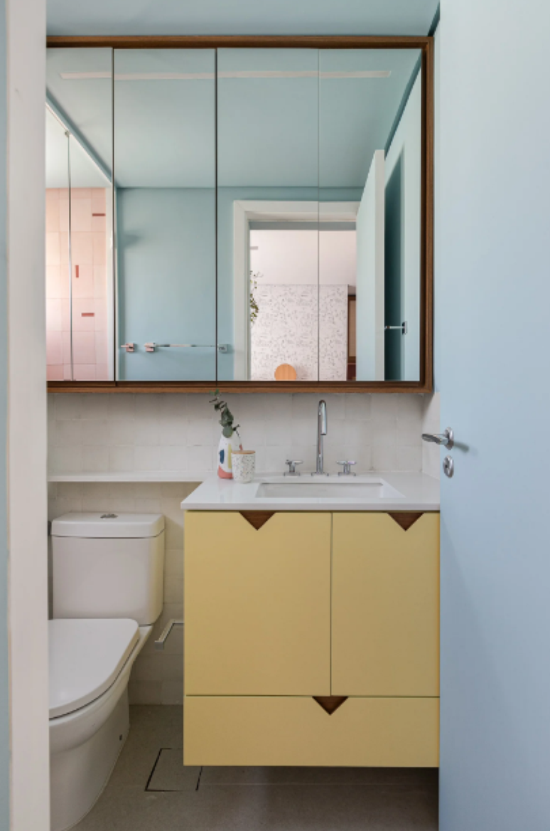 35. Armários de banheiro na cor amarelo pastel são uma escolha encantadora e luminosa que pode transformar o ambiente – Projeto: Duda Senna Arquitetura | Foto: @giselerampazzo