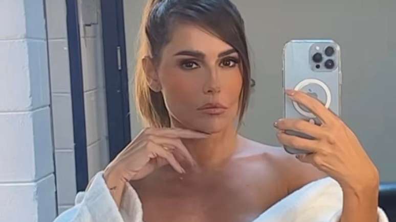 Deborah Secco is sensual only in a bathrobe and is very popular on social media
