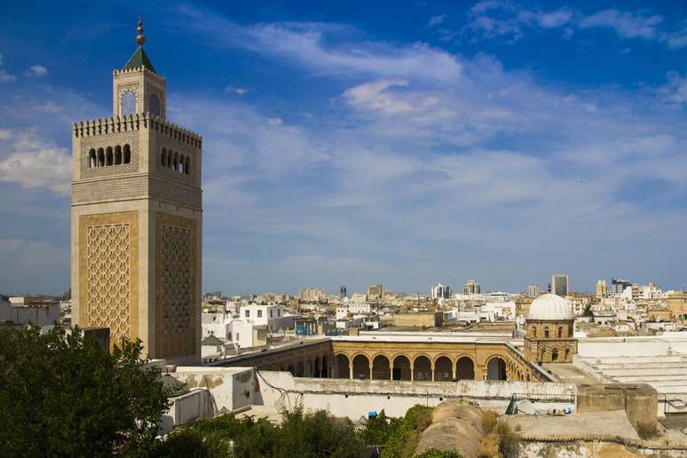 Mesquita de Al-Zaytuna é um dos pontos turísticos imperdíveis da capital da Tunísia 