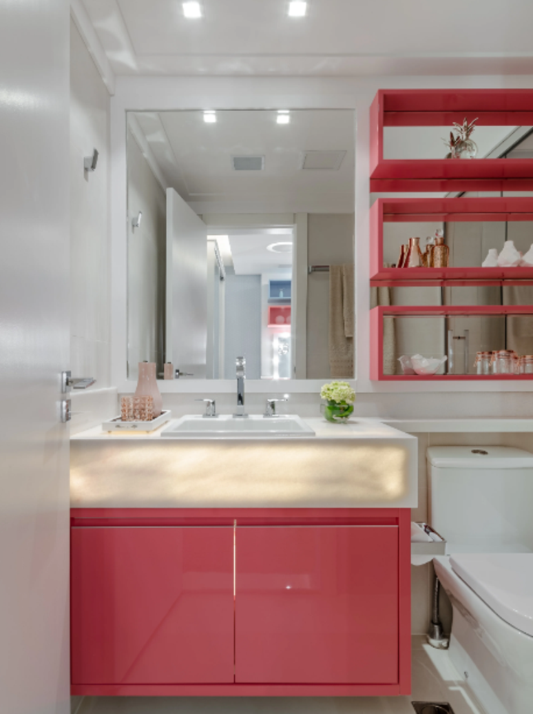 4. Estilo do armário deve complementar a decoração do banheiro – Projeto: Jacqueline Fumagalli | Foto: Ronaldo Rizutti