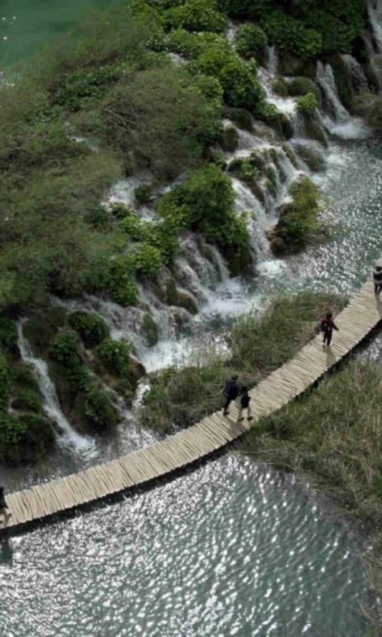Lagos de Plitvice, na Croácia, é paraíso dos amantes de cachoeiras